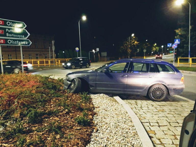 Zabrał potencjalnego nabywcę na jazdę próbną. Pijany rozbił się na rondzie