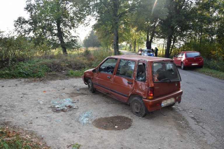 Ukradł auto i rozbił się nim na drzewie
