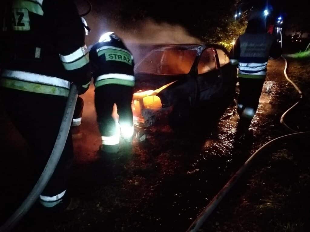 Spłonęło auto w środku lasu
