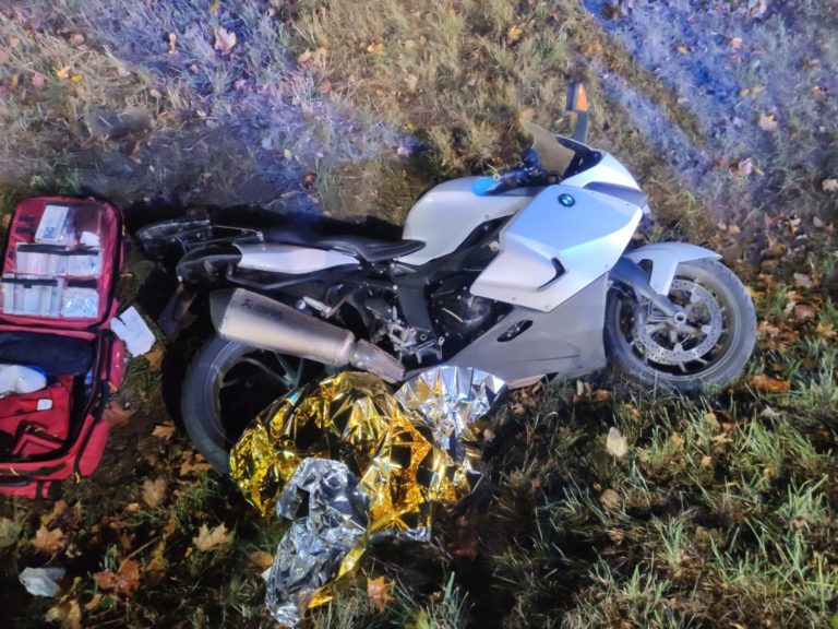 Wyprzedzali ciężar&oacute;wkę. Motocykl wpadł w poślizg