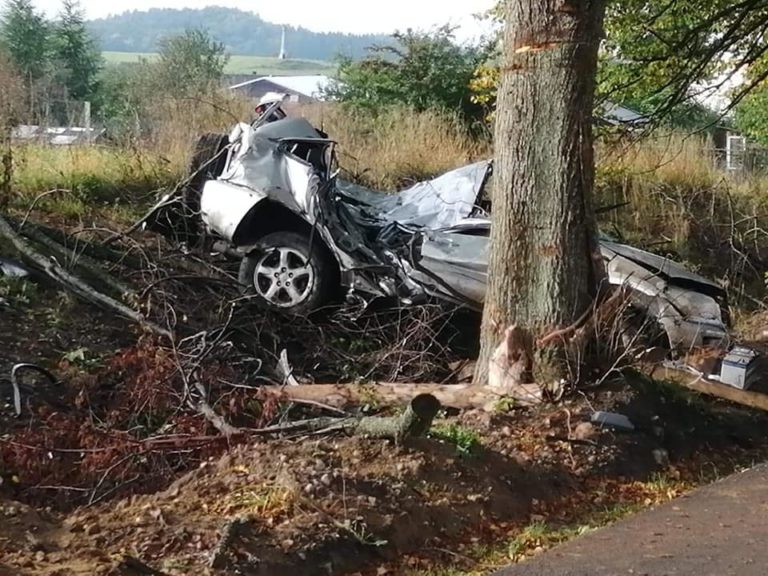 Skasował auto na drzewie. Miał dużo szczęścia