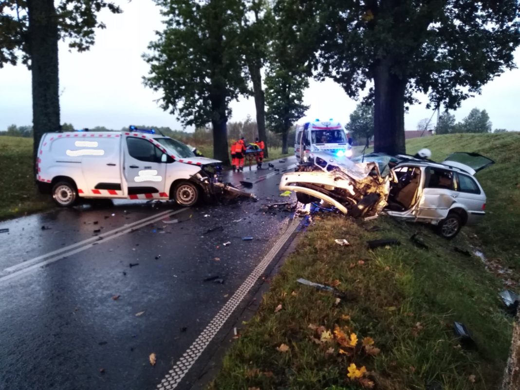 20-letni kierowca BMW zginął na miejscu. Nie miał zapiętych pasów