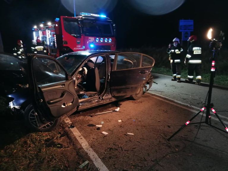 Był zakleszczony w aucie po zderzeniu z drzewem