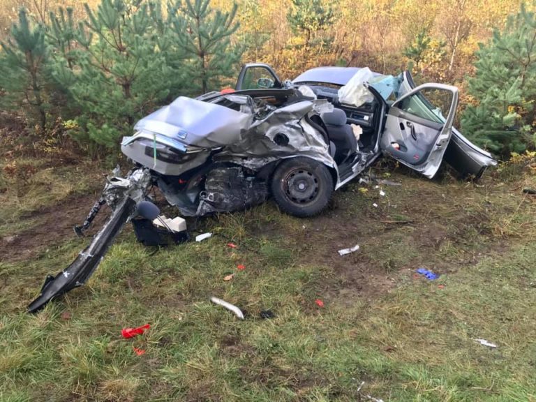 Czołowe zderzenie pod Olsztynem. droga jest zablokowana