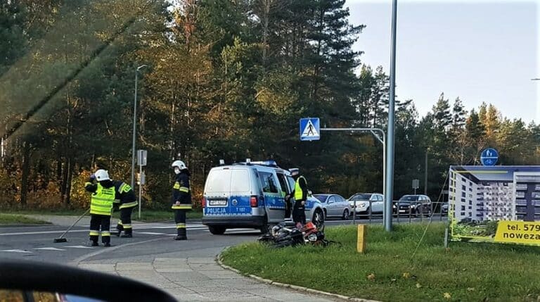 Motocyklem KTM wjechał w Porsche koło cmentarza