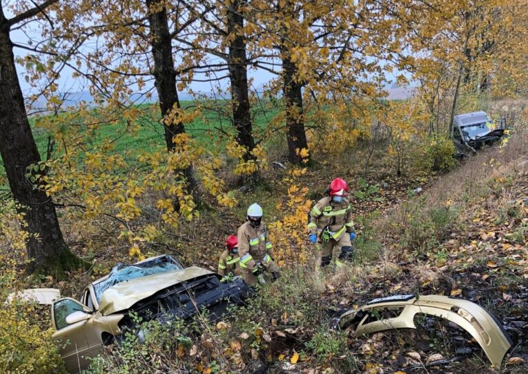 Dwa auta w rowie po wypadku