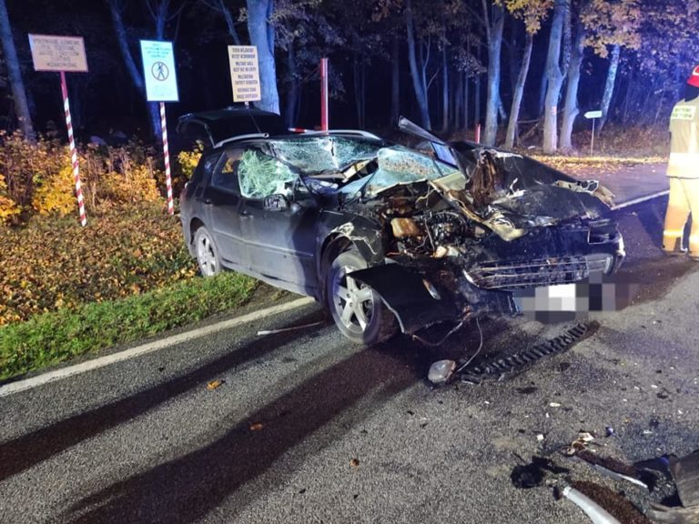 Osobówka uderzyła w pojazd wojskowy