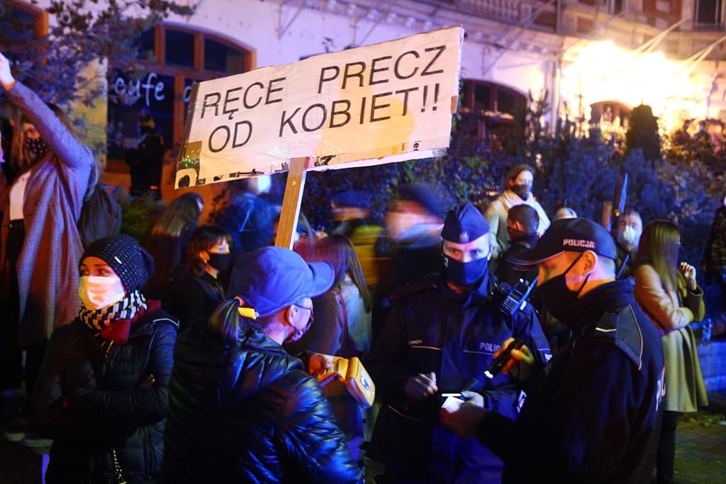 W polskich miastach trwają protesty przeciwko wyrokowi TK ws. aborcji. Tłumy w Olsztynie polityka Wiadomości