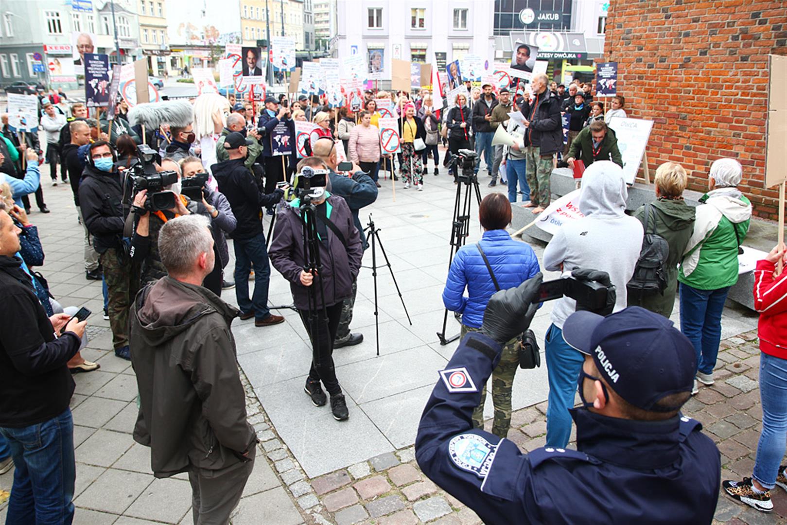 Protest „antycovidowców” w Olsztynie. Setki osób bez maseczek. Tłum rzucił się na policjantów