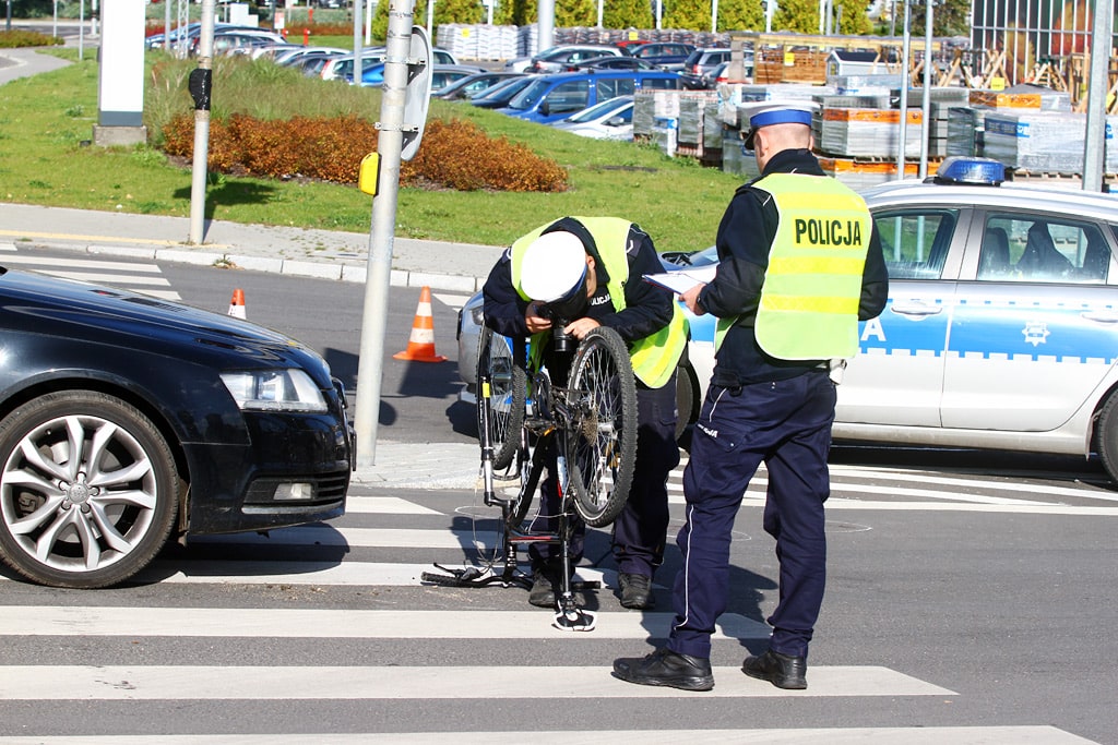 Potrącenie rowerzysty pod OBI. Z poważnymi obrażeniami trafił do szpitala