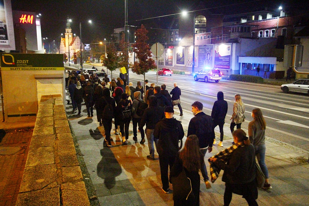 Rewolucja w Olsztynie? Setki młodych osób od kilku godzin blokuje główne drogi w centrum miasta