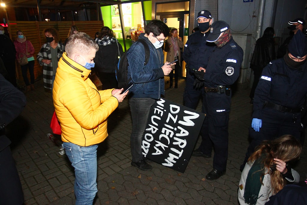 W polskich miastach trwają protesty przeciwko wyrokowi TK ws. aborcji. Tłumy w Olsztynie polityka Wiadomości