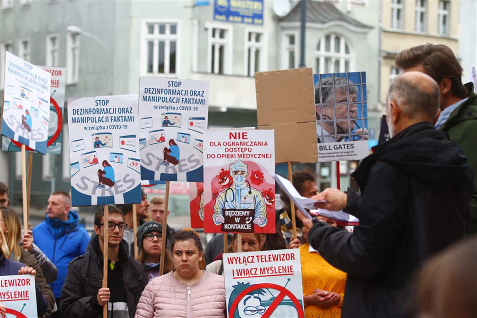 Protest „antycovidowców” w Olsztynie. Setki osób bez maseczek. Tłum rzucił się na policjantów