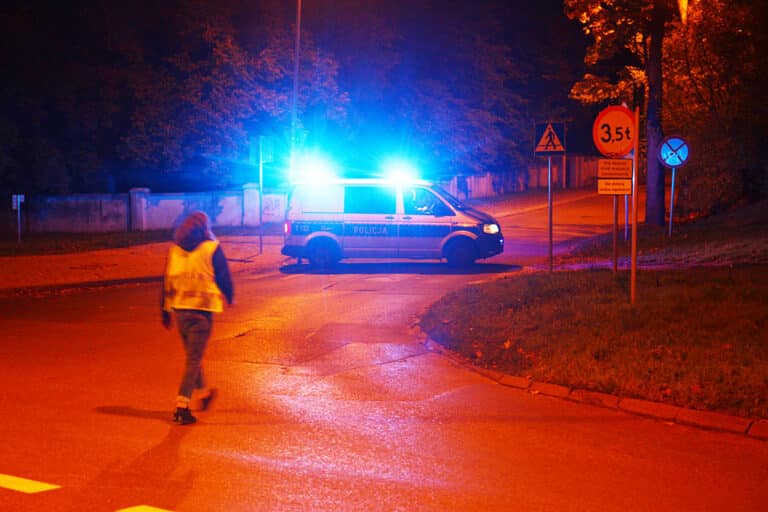 Ewakuacja mieszkańc&oacute;w Olsztyna. Teren został całkowicie odizolowany