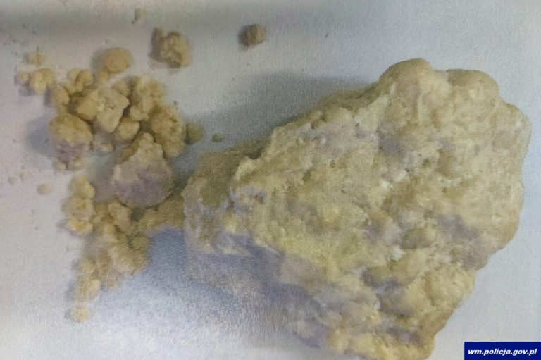 58-letni mieszkaniec Olsztyna ukrył pod wycieraczką p&oacute;ł kilograma amfetaminy