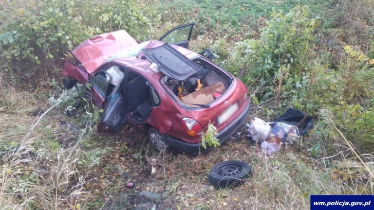 Uderzył w drzewo i auto się wywr&oacute;ciło