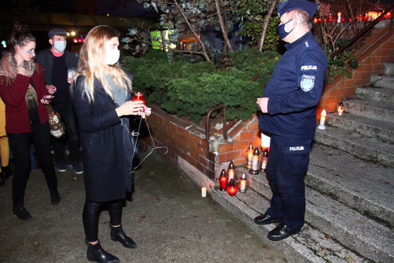 22 wnioski o ukaranie do sądu po piątkowych protestach pod siedzibą PiS w Olsztynie