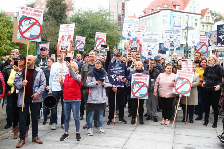 Protest &bdquo;antycovidowc&oacute;w&rdquo; w Olsztynie. Setki os&oacute;b bez maseczek. Tłum rzucił się na policjant&oacute;w