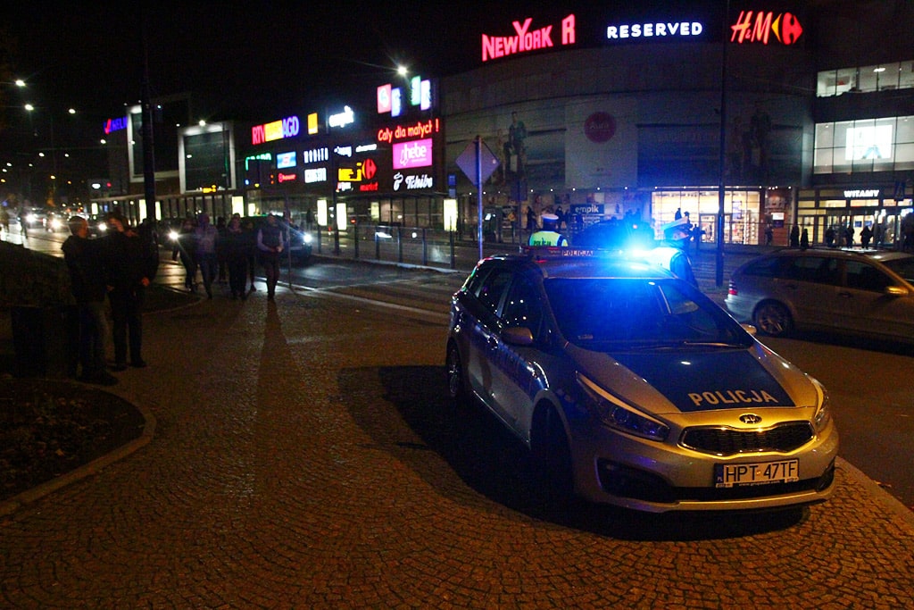 Rewolucja w Olsztynie? Setki młodych osób od kilku godzin blokuje główne drogi w centrum miasta