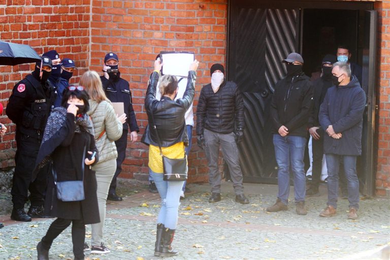 Radni PiS żądają zaprzestania akt&oacute;w wandalizmu w kościołach