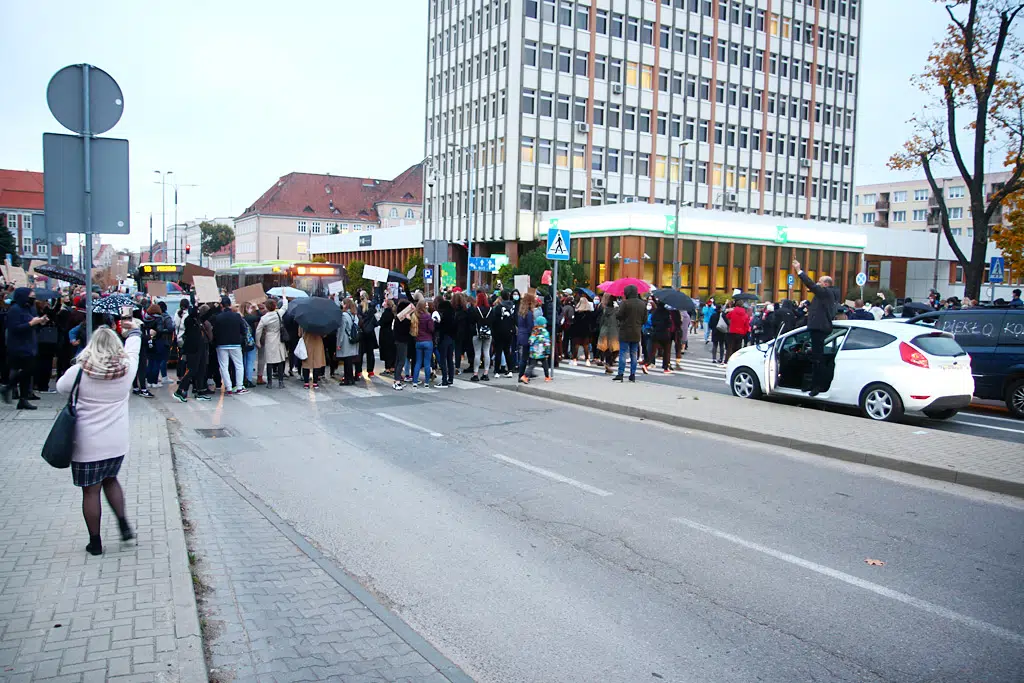 Kolejny dzień protestu. Tym razem kobiety zablokowały centrum Olsztyna w godzinach szczytu