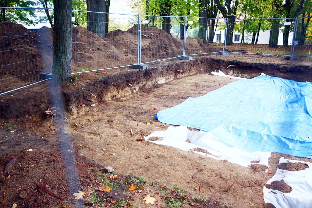 Ekshumacja zwłok w olsztyńskim parku