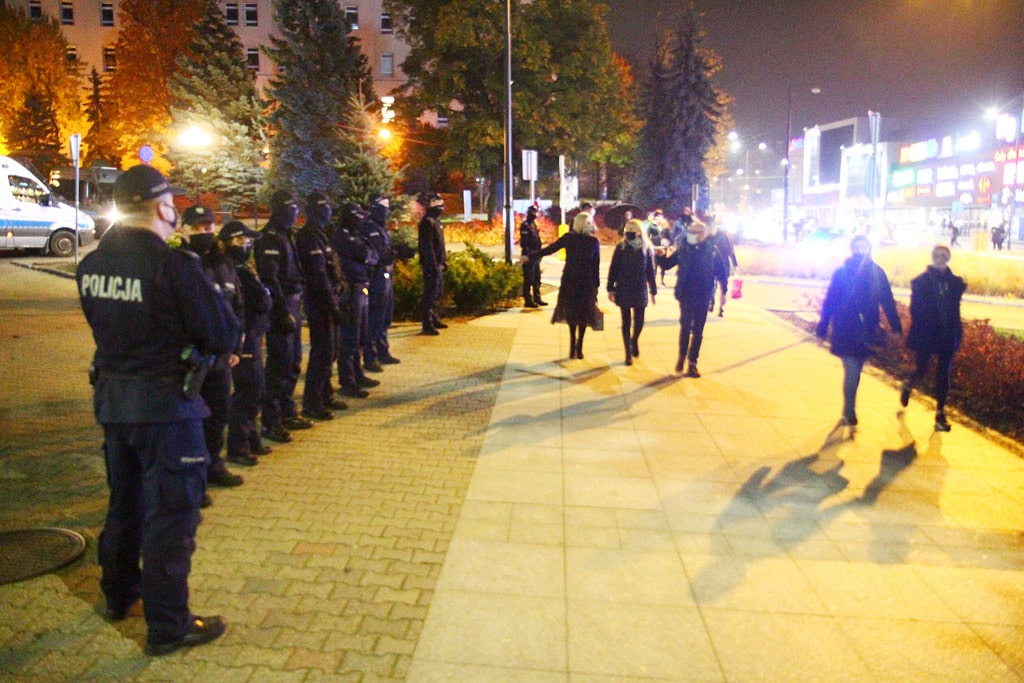 Rewolucja w Olsztynie? Setki młodych osób od kilku godzin blokuje główne drogi w centrum miasta