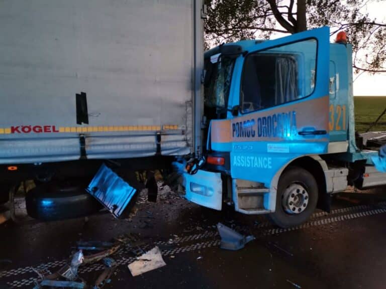 Laweta najechała na tył samochodu ciężarowego