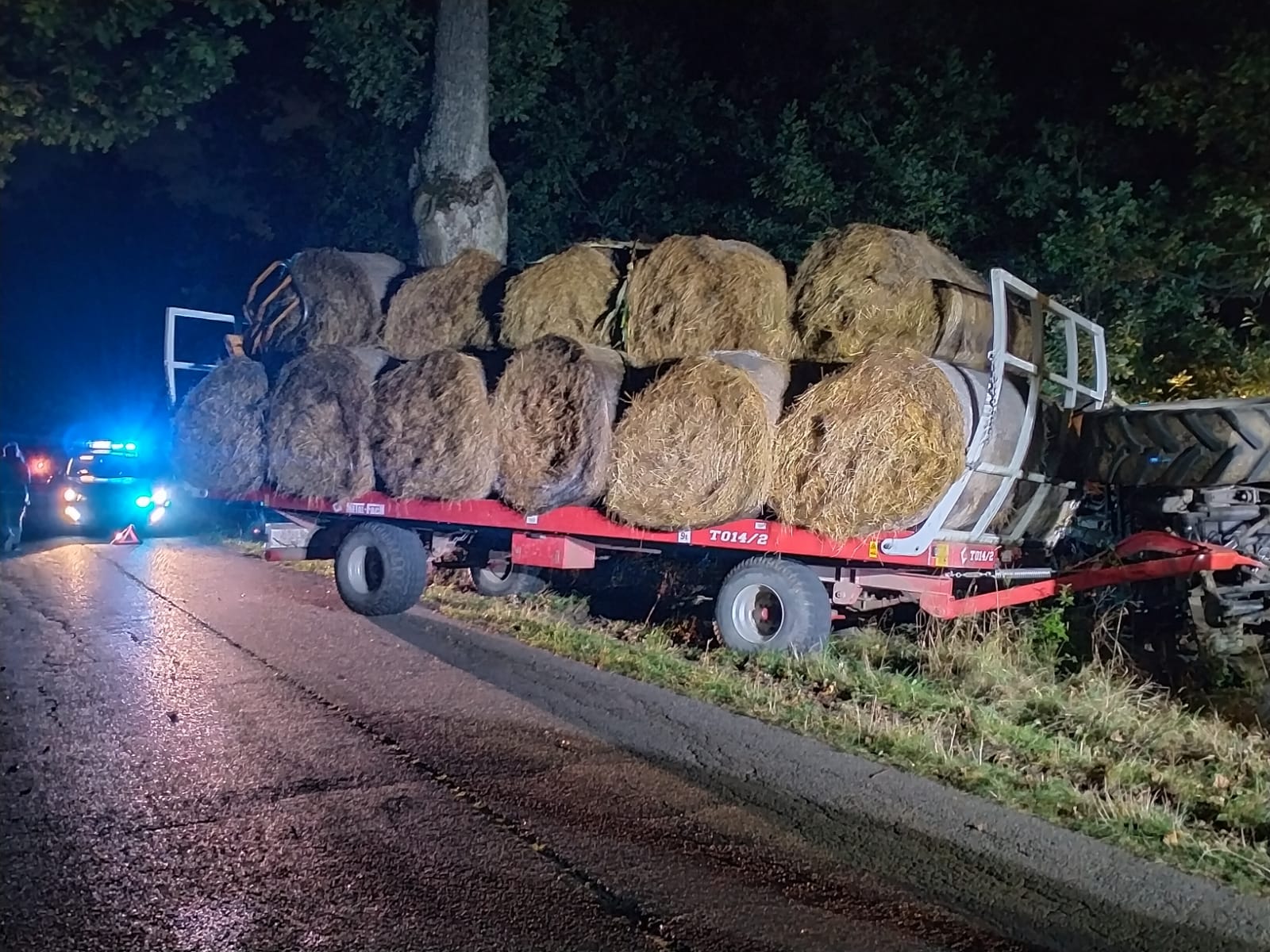 Ciągnik rolniczy z przyczepą wpadł do rowu i się wywrócił