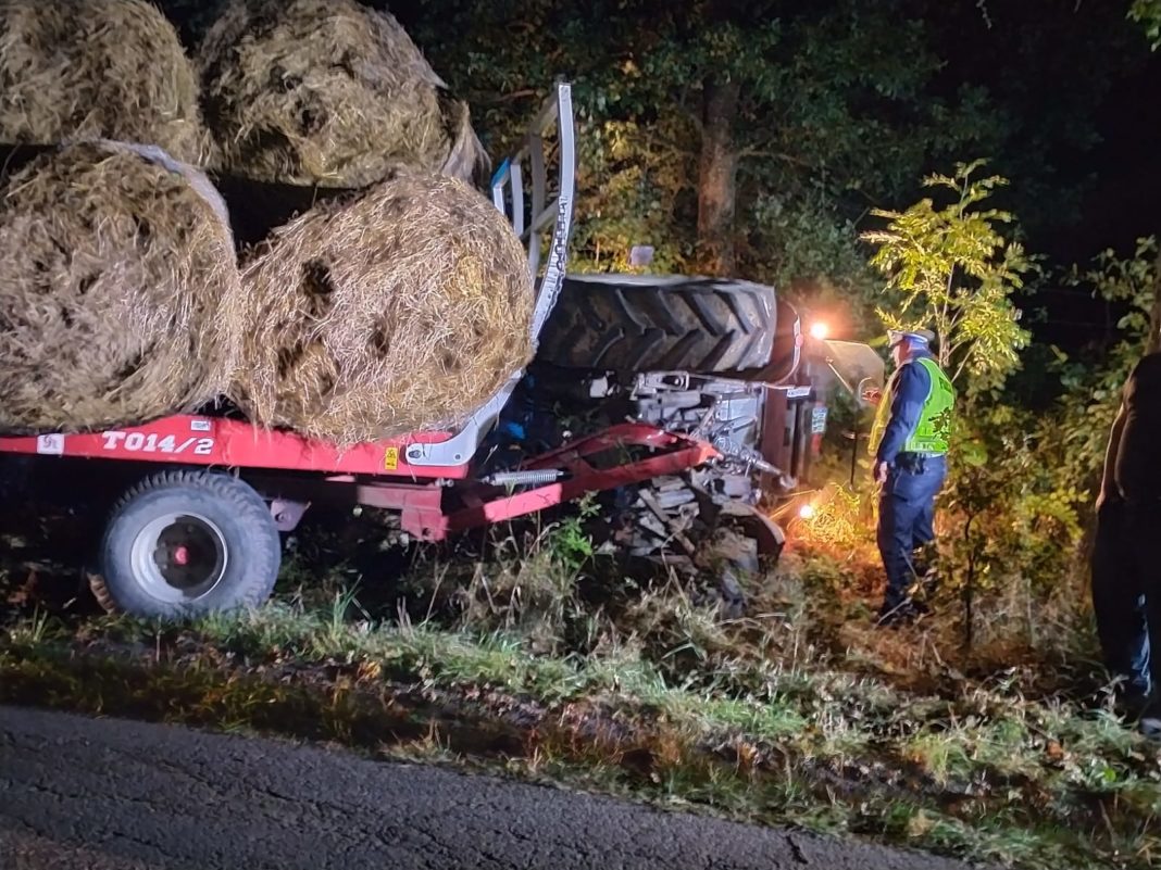 Ciągnik rolniczy z przyczepą wpadł do rowu i się wywrócił