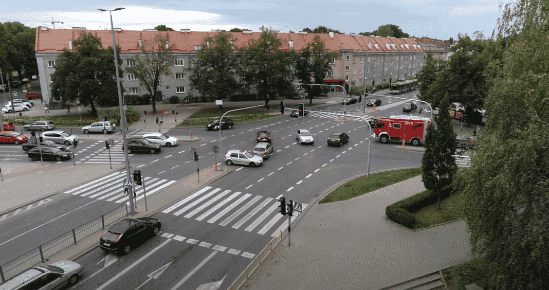 Nagranie ze skrzyżowania w Olsztynie w trakcie awarii świateł