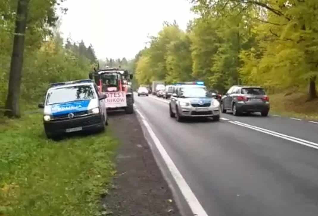 Policjanci pomogli ciężarnej przejechać przez rolniczą blokadę