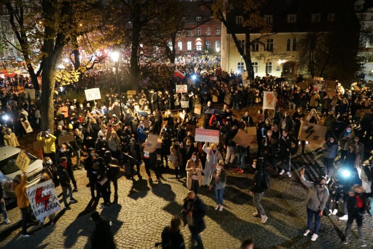 Na trasie protestu DJ wystawił głośniki na okna. Tłum oszalał z radości