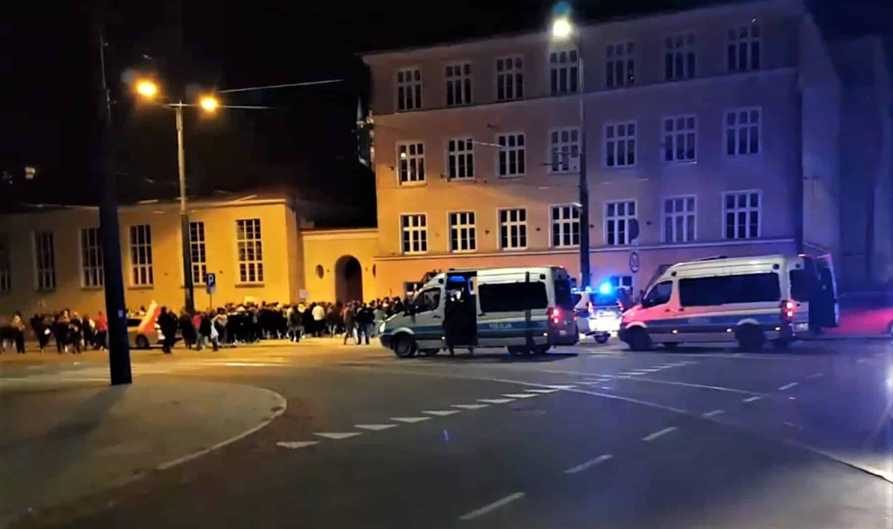 Policja użyła siły fizycznej. Kilkadziesiąt osób zatrzymanych po środowych protestach w Olsztynie