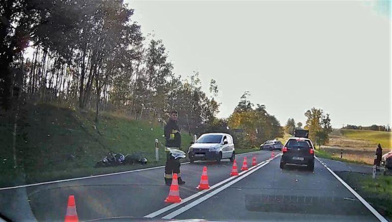 Zderzenie motocykla z autem na DK16