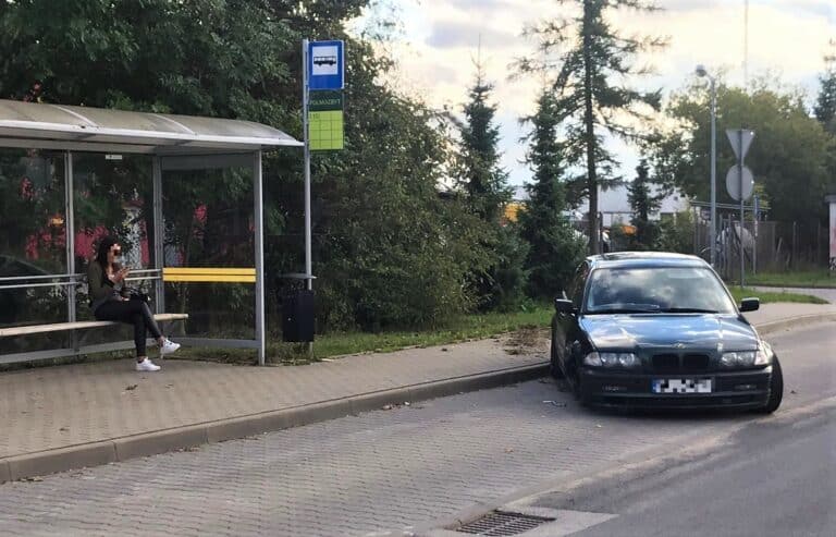 Chciał się popisać przed atrakcyjną dziewczyną na przystanku? W trakcie driftu odpadło mu koło