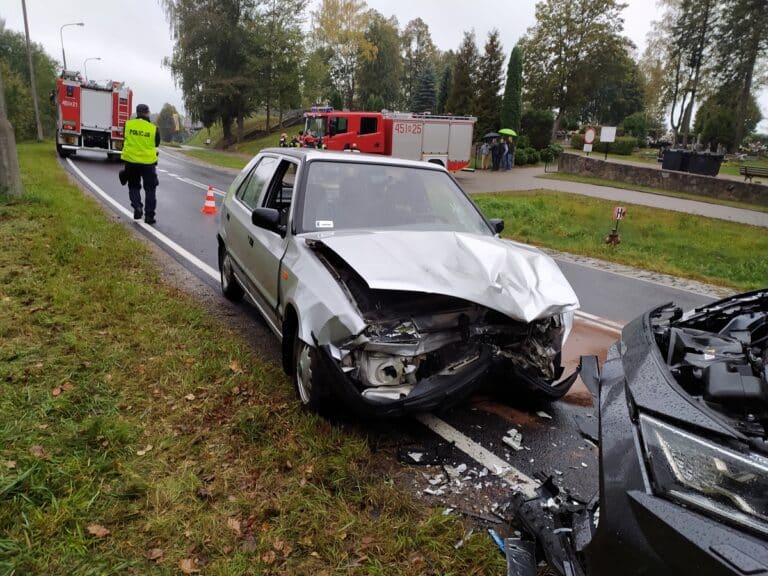 Zderzenie czołowe dw&oacute;ch osob&oacute;wek