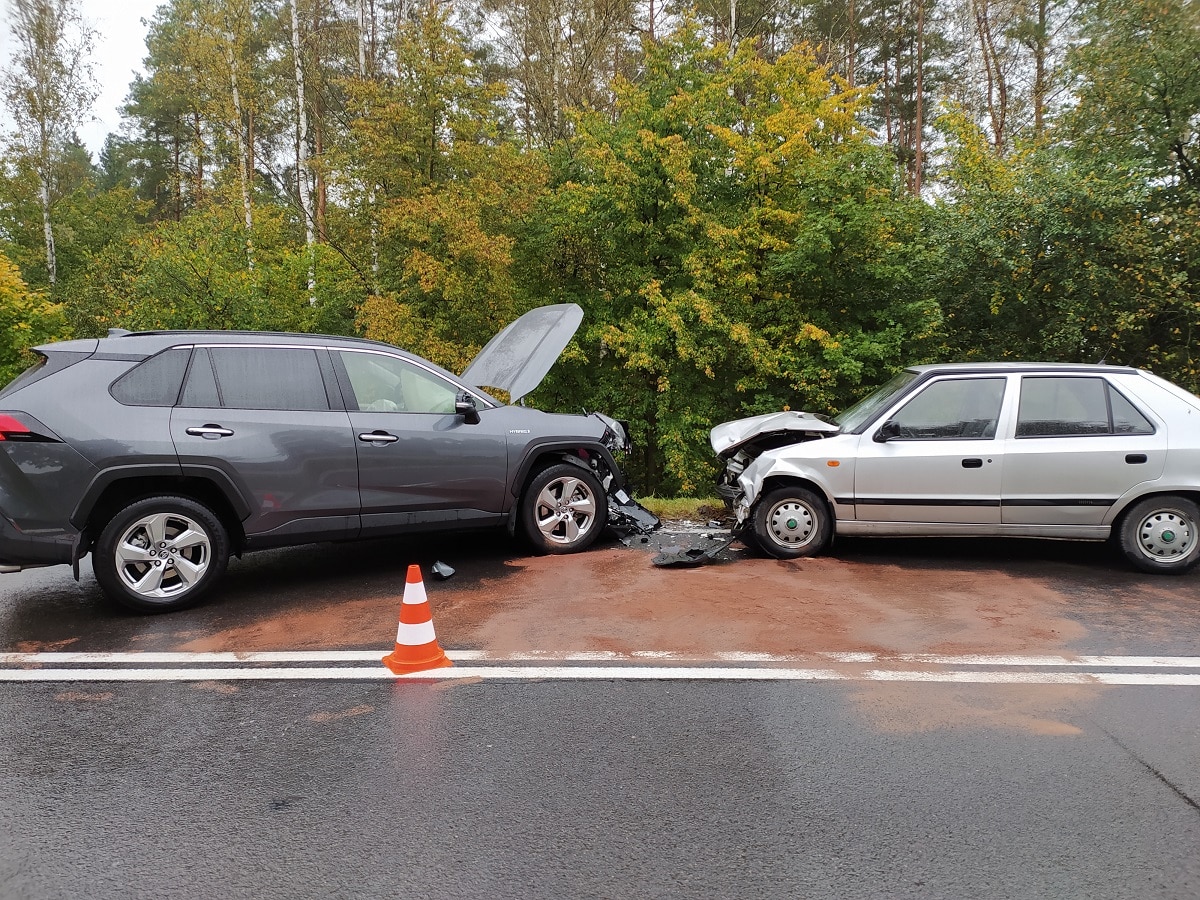 Zderzenie czołowe dwóch osobówek