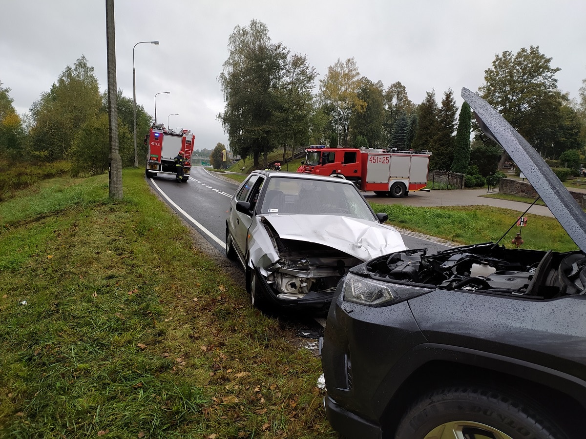 Zderzenie czołowe dwóch osobówek