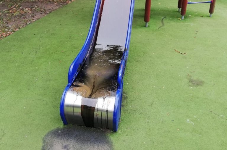 Olej samochodowy na zjeżdżalni. Ktoś chciał zrobić krzywdę dzieciom?