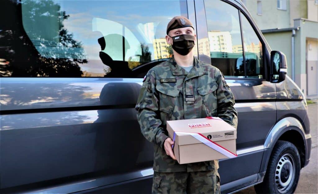 Paczki pełne polskiej żywności dostarczane przez żołnierzy