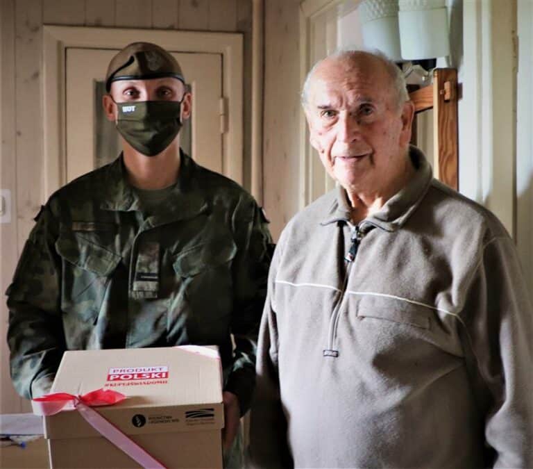 Paczki pełne polskiej żywności dostarczane przez żołnierzy