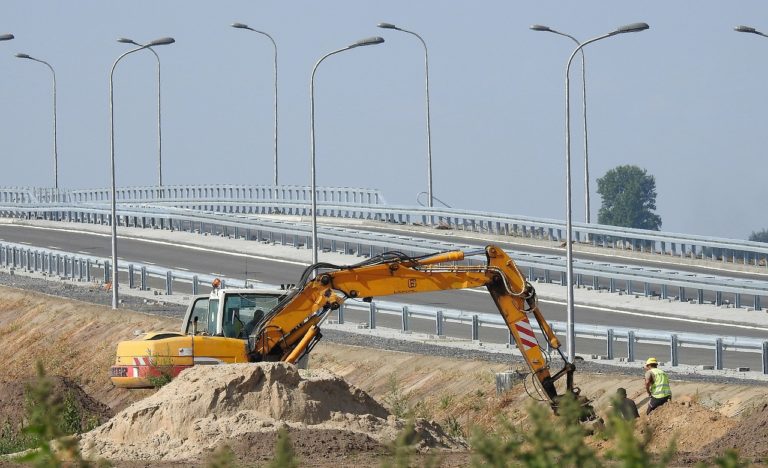 Operator koparki zniszczył 70 metr&oacute;w pobocza
