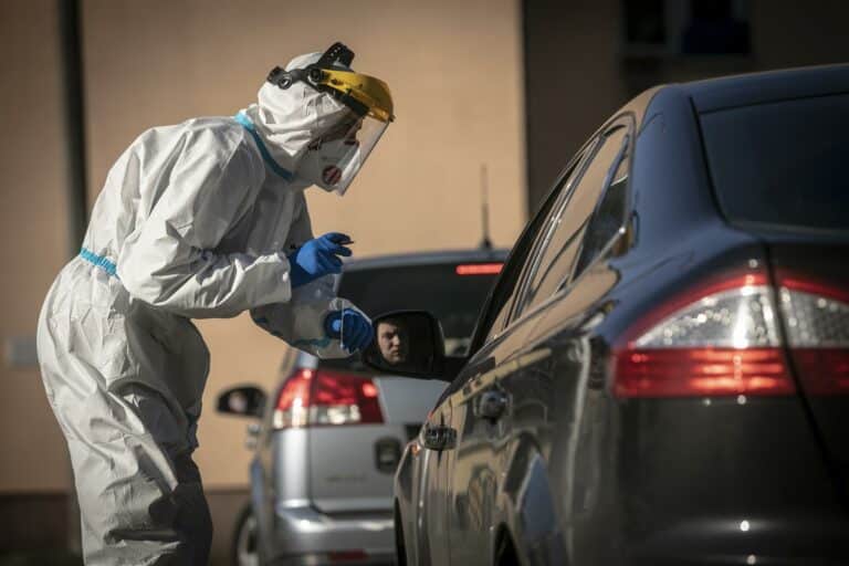 Żołnierze WOT pobierają wymazy