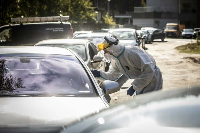 Żołnierze WOT pobierają wymazy