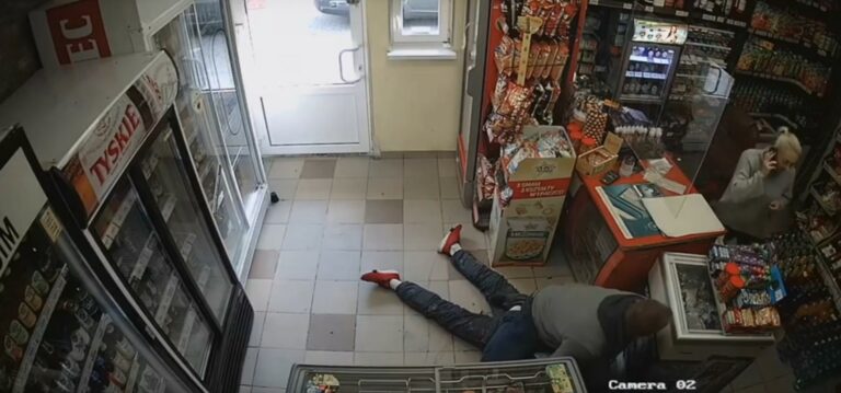 Napadł na sklep z nożem. Właściciel stanął w obronie kasjerki
