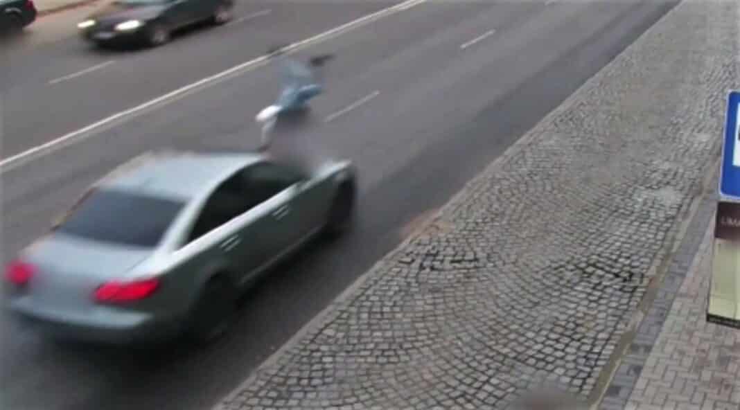 46-letnia kobieta wbiegła pod samochód