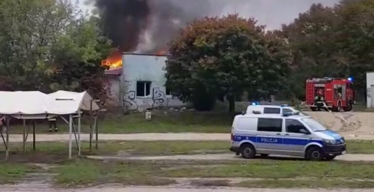 Płonie budynek na &bdquo;pchlim targu&rdquo;