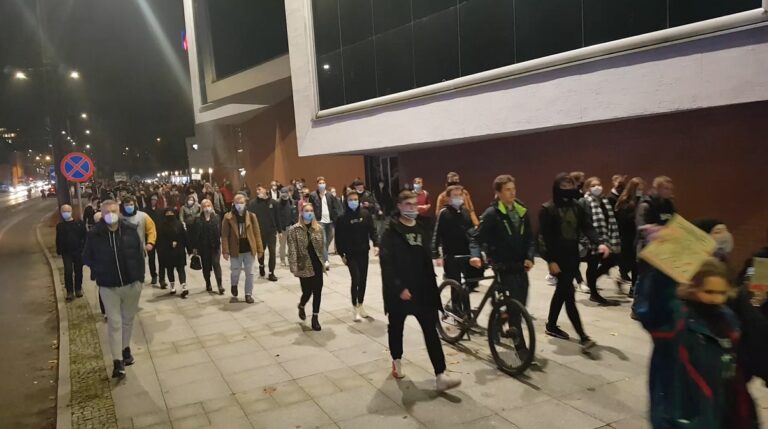 Rewolucja w Olsztynie? Setki młodych os&oacute;b od kilku godzin blokuje gł&oacute;wne drogi w centrum miasta