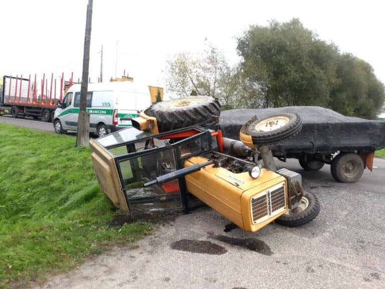 Ciągnik przewr&oacute;cił się na skrzyżowaniu, kierowcy pom&oacute;gł funkcjonariusz Straży Granicznej